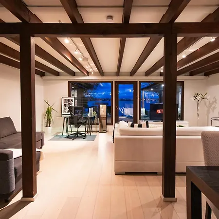 Waterfront Townhouse With Bathtub Sauna,free Parking Nyaraló